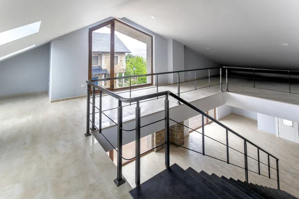 新しい近代的な家の大きな窓を持つ空の屋根裏部屋の屋内ビュー — ストック写真