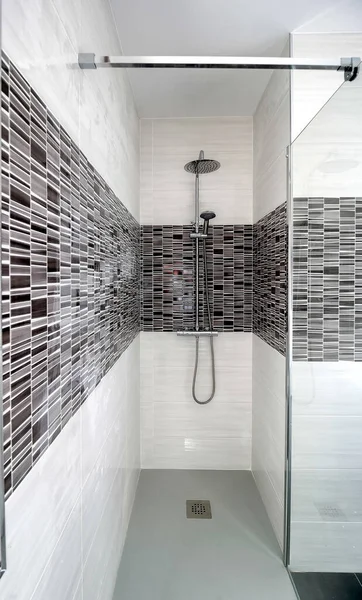 Blick Auf Moderne Glasdusche Badezimmerausstattung — Stockfoto