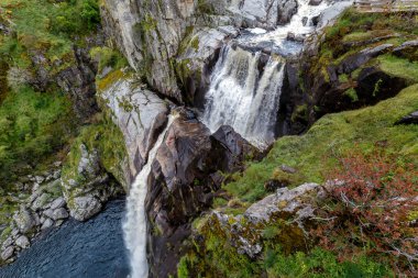 Şelale Pozo de los Humos (duman çukuru) İspanya 'da. Meşhur turistik yerler ve Salamanca 'nın dönüm noktası. İspanya.