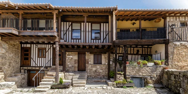 San Martn del Castanar 'daki geleneksel mimari manzarası. Sierra de Bejar. İspanya. Sierra de Bejar ve Francia 'nın Tarihi Alanı ve Biyosfer Rezervi. 