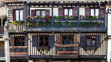 Tarihi La Alberca köyünün popüler mimarisi. Salamanca. İspanya.