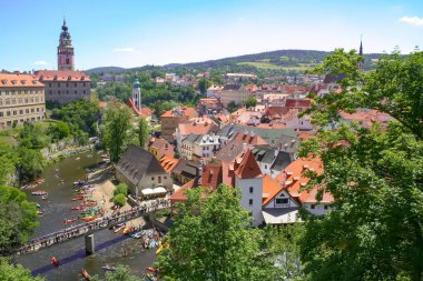 Cesky Krumlov 'un tarihi şehir ve kalesinin güzel manzarası. Çek Cumhuriyeti.