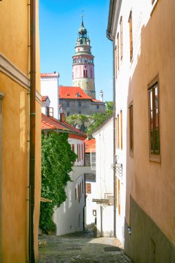 Cesky Krumlov 'un tarihi eski şehir ve turistik caddelerinin güzel manzarası. Çek Cumhuriyeti.