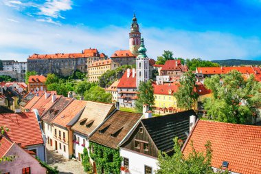 Cesky Krumlov 'un tarihi şehir ve kalesinin güzel manzarası. Çek Cumhuriyeti.