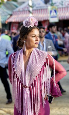Seville, İspanya - 09 Mayıs 2019: Nisan Fuarı 'nda flamenko elbise giyen güzel kadın (Feria de Abril), Sevilla Fuarı (Feria de Sevilla), Endülüs, İspanya