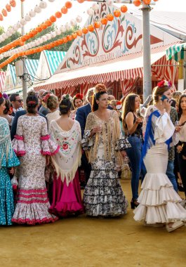 Seville, İspanya - 09 Mayıs 2019: Nisan Fuarı 'nda flamenko elbise giyen güzel kadın (Feria de Abril), Sevilla Fuarı (Feria de Sevilla), Endülüs, İspanya