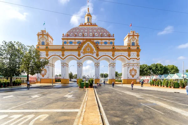 Seville, İspanya - 07 Mayıs 2019: Nisan Fuarı 'na (Feria de Abril) giriş (Portada), Sevilla Fuarı (Feria de Sevilla), Endülüs, İspanya