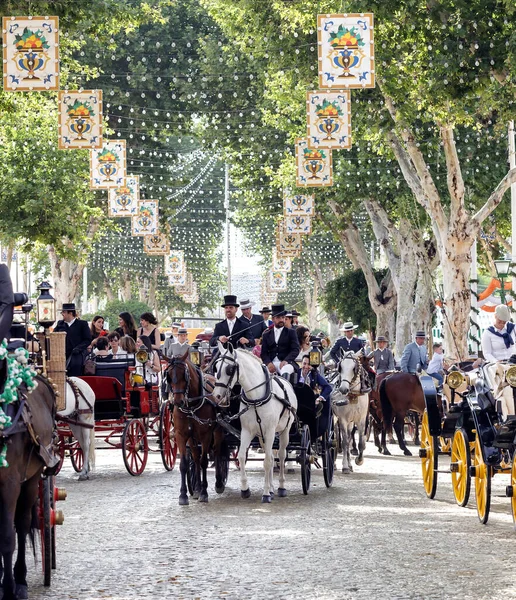 Seville, İspanya - 09 Mayıs 2019: Nisan Fuarı (Feria de Abril), Sevilla Fuarı (Feria de Sevilla), Endülüs, İspanya