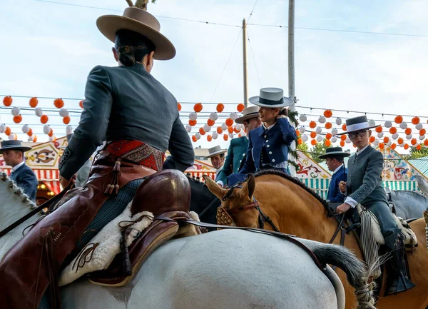 Sewilla Hiszpania Maja 2019 Piękna Kobieta Koniu Ubrana Tradycyjne Stroje — Zdjęcie stockowe