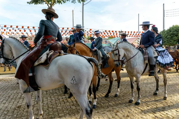 Sewilla Hiszpania Maja 2019 Jeźdźcy Koniach Ubrani Tradycyjne Stroje Kwietniowym — Zdjęcie stockowe