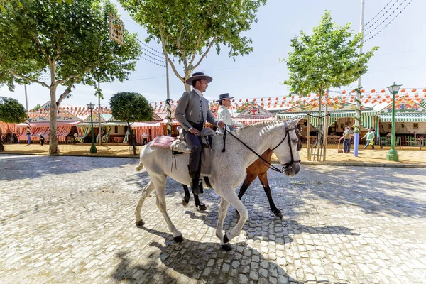 Seville, İspanya - 07 Mayıs 2019: Nisan Fuarı (Feria de Abril), Sevilla Fuarı (Feria de Sevilla), Endülüs, İspanya