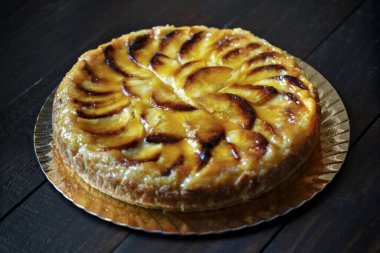 Ev yapımı lezzetli fırınlanmış elmalı tart. Köy ahşabı masasında..