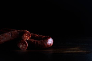 Lezzetli Chorizo sosisi. Köy ahşap arka planda İspanyol geleneksel sucuğu..