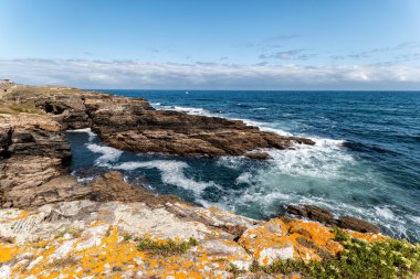 Deniz Burnu. Rinlo 'daki Lugo sahilinde deniz ve kayalar. İspanya.