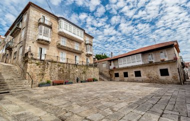Tui 'nin ortaçağ sokaklarında geziniyorum. Galiçya 'da turizm. İspanya 'daki en güzel yerler. Tarihi Sanatsal Site Bildirildi