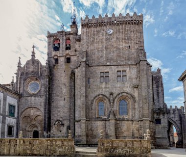 Tui Katedrali. Romen girişi ile yan cephe. Galiçya 'da turizm. İspanya 'daki en güzel yerler. Tarihi Sanatsal Site Bildirildi