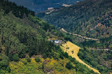 Los Oscos, Asturias 'taki dağ manzarası. İspanya 'nın kuzeybatı bölgesinde Asturias ve Galiçya sınırında bulunan biyosfer rezervi.