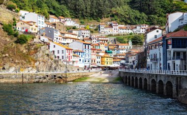 Cudillero 'daki geleneksel balıkçı köyü. Asturyalar. İspanya 'daki en güzel turistik yerler..