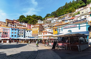 Cudillero, İspanya - 23 Ağustos 2019: Cudillero 'daki geleneksel ve güzel köyde turistler. Cudillero, İspanya 'nın Asturias kentinde yer alan balıkçılık endüstrisi ile tanınan bir turizm merkezidir..