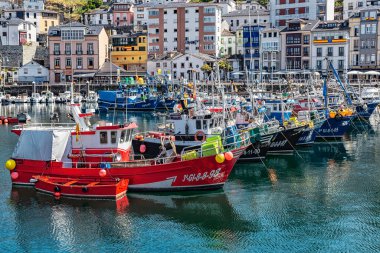 Luarca, İspanya - 23 Ağustos 2019: Renkli Balıkçılık Limanı. Luarca. Asturyalar. Luarca, güzel mimarisi, manzarası, gastronomisi ve turistik cazibesiyle tanınır..