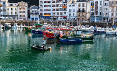 Luarca, İspanya - 23 Ağustos 2019: Renkli Balıkçılık Limanı. Luarca. Asturyalar. Luarca, güzel mimarisi, manzarası, gastronomisi ve turistik cazibesiyle tanınır..
