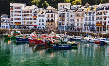 Luarca, İspanya - 23 Ağustos 2019: Renkli Balıkçılık Limanı. Luarca. Asturyalar. Luarca, güzel mimarisi, manzarası, gastronomisi ve turistik cazibesiyle tanınır..