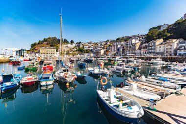 Luarca, İspanya - 23 Ağustos 2019: Renkli Balıkçılık Limanı. Luarca. Asturyalar. Luarca, güzel mimarisi, manzarası, gastronomisi ve turistik cazibesiyle tanınır..