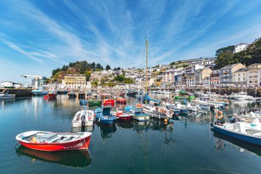 Luarca, İspanya - 23 Ağustos 2019: Renkli Balıkçılık Limanı. Luarca. Asturyalar. Luarca, güzel mimarisi, manzarası, gastronomisi ve turistik cazibesiyle tanınır..