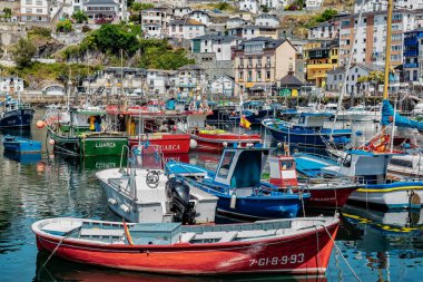 Luarca, İspanya - 23 Ağustos 2019: Renkli Balıkçılık Limanı. Luarca. Asturyalar. Luarca, güzel mimarisi, manzarası, gastronomisi ve turistik cazibesiyle tanınır..