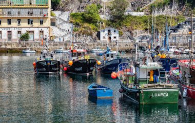 Luarca, İspanya - 23 Ağustos 2019: Renkli Balıkçılık Limanı. Luarca. Asturyalar. Luarca, güzel mimarisi, manzarası, gastronomisi ve turistik cazibesiyle tanınır..