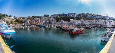 Luarca, İspanya - 23 Ağustos 2019: Renkli Balıkçılık Limanı. Luarca. Asturyalar. Luarca, güzel mimarisi, manzarası, gastronomisi ve turistik cazibesiyle tanınır..