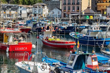 Luarca, İspanya - 23 Ağustos 2019: Renkli Balıkçılık Limanı. Luarca. Asturyalar. Luarca, güzel mimarisi, manzarası, gastronomisi ve turistik cazibesiyle tanınır..