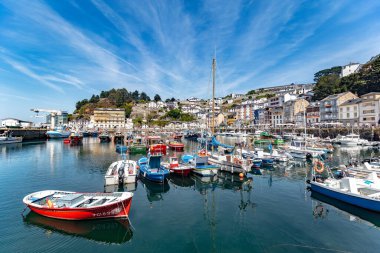 Luarca, İspanya - 23 Ağustos 2019: Renkli Balıkçılık Limanı. Luarca. Asturyalar. Luarca, güzel mimarisi, manzarası, gastronomisi ve turistik cazibesiyle tanınır..