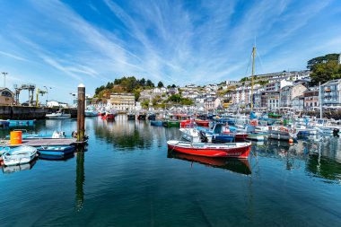Luarca, İspanya - 23 Ağustos 2019: Renkli Balıkçılık Limanı. Luarca. Asturyalar. Luarca, güzel mimarisi, manzarası, gastronomisi ve turistik cazibesiyle tanınır..