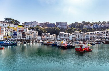 Luarca, İspanya - 23 Ağustos 2019: Renkli Balıkçılık Limanı. Luarca. Asturyalar. Luarca, güzel mimarisi, manzarası, gastronomisi ve turistik cazibesiyle tanınır..