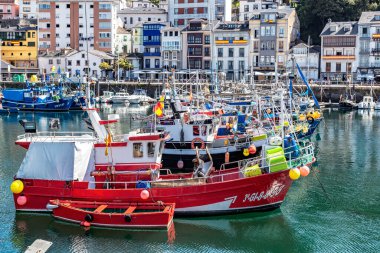 Luarca, İspanya - 23 Ağustos 2019: Renkli Balıkçılık Limanı. Luarca. Asturyalar. Luarca, güzel mimarisi, manzarası, gastronomisi ve turistik cazibesiyle tanınır..