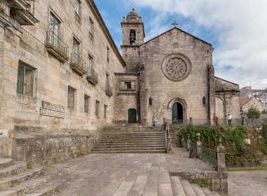 Pontevedra, İspanya - 17 Ağustos 2019: Şehrin tarihi merkezinde San Francisco Ortaçağ Manastırı.