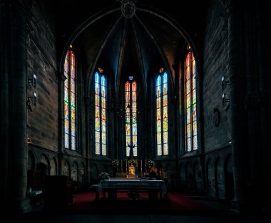 Pontevedra, İspanya - 17 Ağustos 2019: Gotik sanat. San Francisco Kilisesi 'nin camları ve ana kilisesi lekeli. Pontevedra. Galiçya. İspanya
