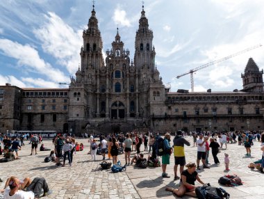 Santiago de Compostela, İspanya - 20 Ağustos 2019 Plaza del Obradoiro 'da hacılar ve turistler... Plaza del Obradoiro, tüm Galiçya 'da türünün en büyüğüdür ve 25 Temmuz Aziz James Günü' nün merkez noktası haline gelir..