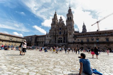 Santiago de Compostela, İspanya - 20 Ağustos 2019 Plaza del Obradoiro 'da hacılar ve turistler... Plaza del Obradoiro, tüm Galiçya 'da türünün en büyüğüdür ve 25 Temmuz Aziz James Günü' nün merkez noktası haline gelir..