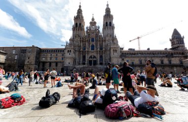 Santiago de Compostela, İspanya - 20 Ağustos 2019 Plaza del Obradoiro 'da hacılar ve turistler... Plaza del Obradoiro, tüm Galiçya 'da türünün en büyüğüdür ve 25 Temmuz Aziz James Günü' nün merkez noktası haline gelir..