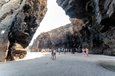 Ribadeo, İspanya - 21 Ağustos 2019: Katedraller plajı. Bir Doğal Anıt, Galiçya 'nın en ünlü plajlarından biridir. Dünya çapında rüzgar ve denizin oyduğu kayalık oluşumlarıyla bilinir..