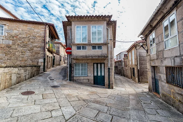 Tui 'nin ortaçağ sokaklarında geziniyorum. Galiçya 'da turizm. İspanya 'daki en güzel yerler. Tarihi Sanatsal Site Bildirildi