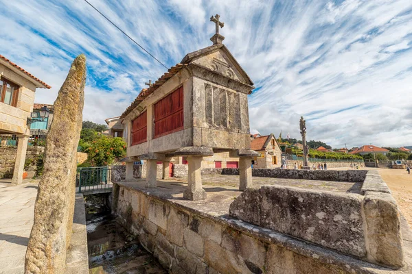 Horreo, Combarro Balıkçı Köyü 'ndeki Geleneksel Galiçya Tahıl ambarı. Galiçya 'da turizm. İspanya 'nın en güzel yerleri..