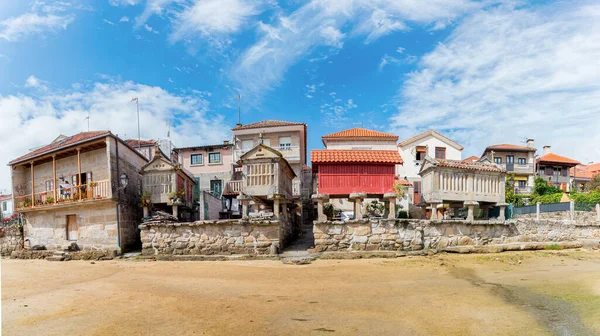 Horreos, Combarro Balıkçı Köyü 'ndeki Geleneksel Galiçya Tahıl ambarı. Galiçya 'da turizm. İspanya 'nın en güzel yerleri..