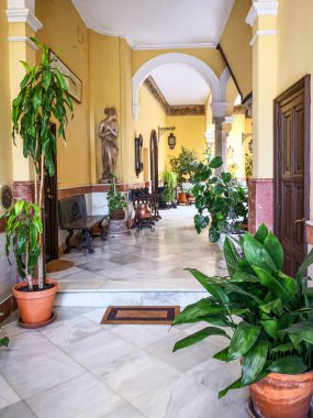 Sevilla, İspanya - 13 Nisan 2019: Kutsal Haç (Barrio de Santa Cruz), Seville, Endülüs, İspanya.