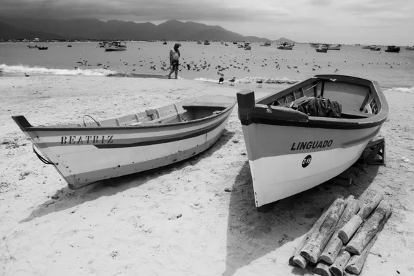 Черно Белая Рыболовная Лодка Красивом Пляже — стоковое фото
