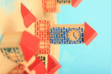 Evin saat kulesi eski binanın arka planında.