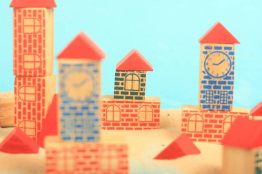 Evin inşaatı gökyüzünün arka planında