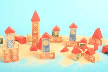 mavi arkaplandaki oyuncak yapı taşları